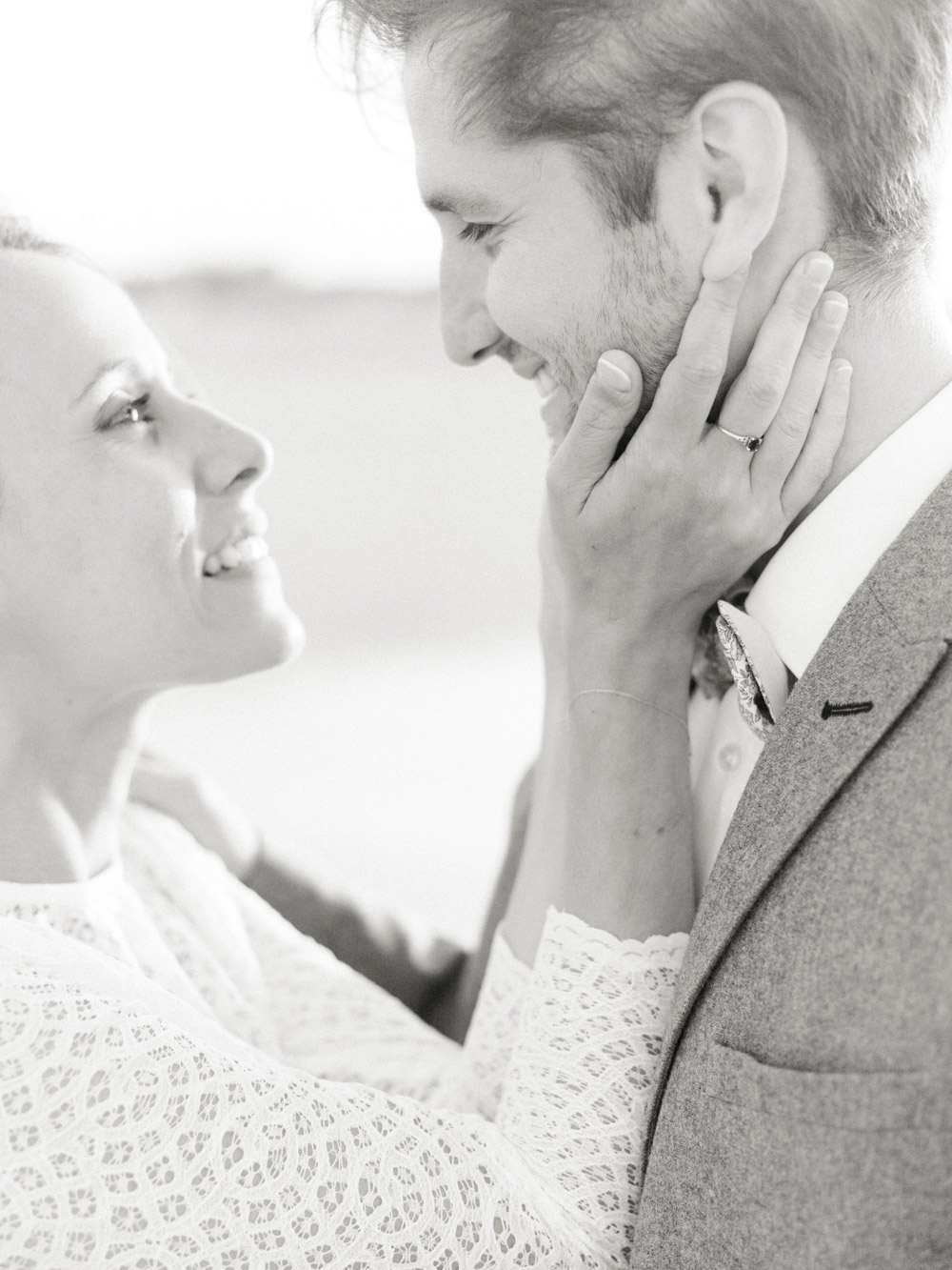 Un couple se regarde dans les yeux sur la plage. La lumière est magnifque